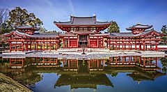 Il tempio Byodo In, che si specchia nello stagno antistante.