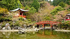 Il tempio Daigo-ji e il pittoresco ponte rosso.