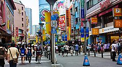 La strada di Ikebukuro che porta al centro commerciale Sunshine City.
