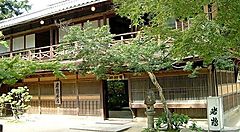 L'esterno dell'Iwaso Ryokan, a Miyajima.