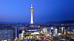 La Kyoto Tower di notte.