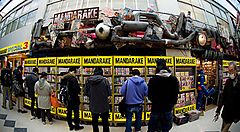 Clienti leggono manga al negozio Mandarake.