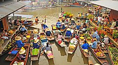 Venditori al mercato galleggiante Amphawa.