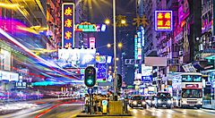 Luci a neon e traffico a Nathan Road.