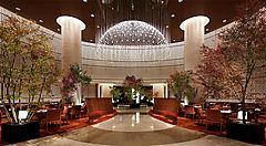 La maestosa lounge del Peninsula Hotel di Tokyo.