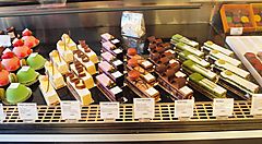 Dolci in vetrina alla pasticceria Sadaharu Aoki a Tokyo.