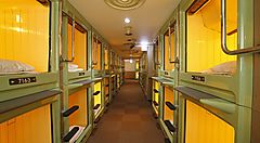 Stanze capsule al Shinjuku Capsule Hotel Kuyakushomae.