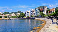 La costa urbana di Stanley, Hong Kong, con edifici e colline sullo sfondo.