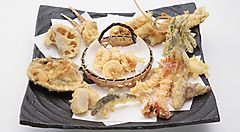 Piatto con tempura mista, al ristorante Tempura Tsunahachi.