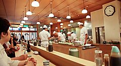 Commensali attendono di mangiare il tonkatsu, nel ristorante Tonki a Meguro.