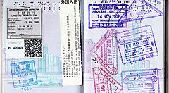 Passaporto con molti timbri di visto di molti Paesi.
