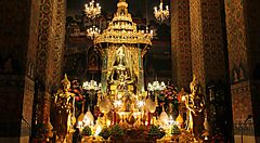 Decori al tempio Wat Pathum Wanaram.