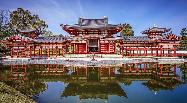 Il tempio Byodo In, che si specchia nello stagno antistante.