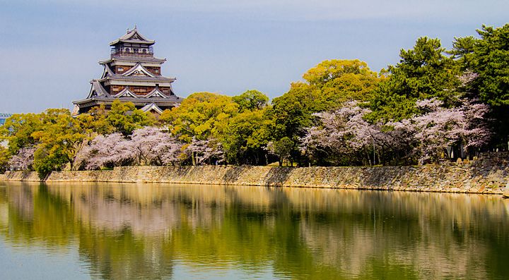 Il castello di Hiroshima in primavera.