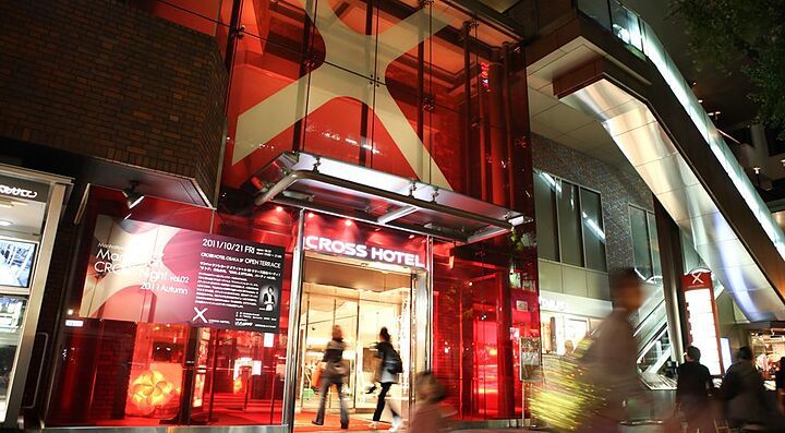 L'ingresso del Cross Hotel di Osaka, con vetrate rosse e una grande X.
