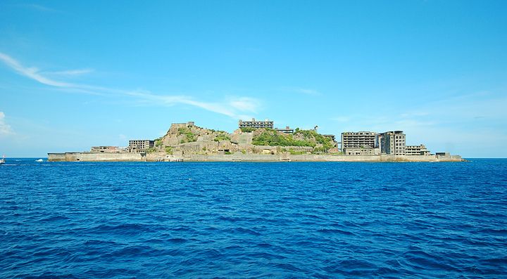 L'abbandonata isola Gunkanjima, vista dal mare.