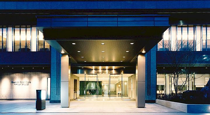 Ingresso dell'Hearton Hotel di Kyoto.