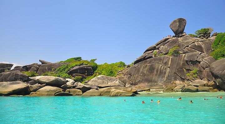 Il mare cristallino e le rocce sulle isole Similan.