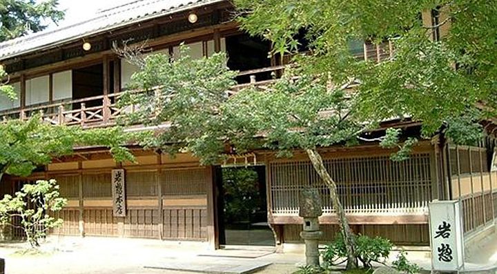 L'esterno dell'Iwaso Ryokan, a Miyajima.