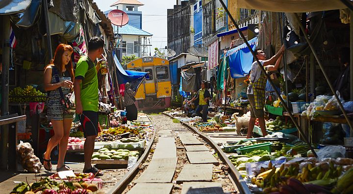 Treno in arrivo, nel binario che passa in mezzo al mercato Maeklong.