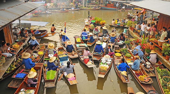 Venditori al mercato galleggiante Amphawa.