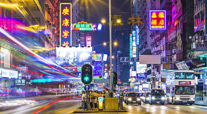 Luci a neon e traffico a Nathan Road.