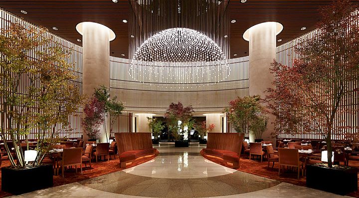 La maestosa lounge del Peninsula Hotel di Tokyo.