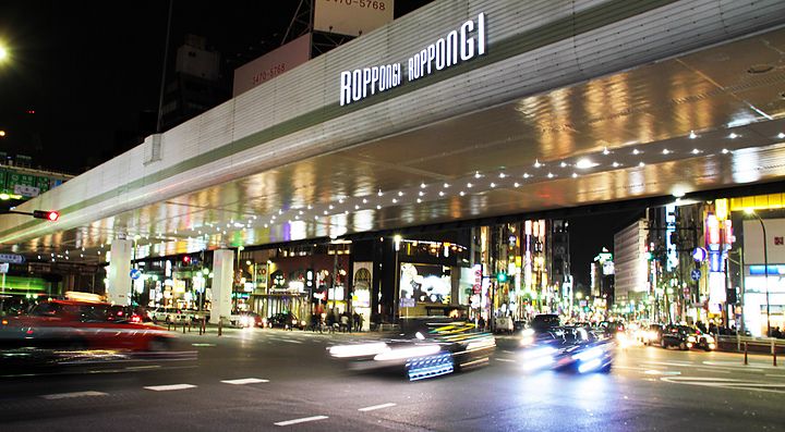 L'incrocio di Roppongi, di sera.