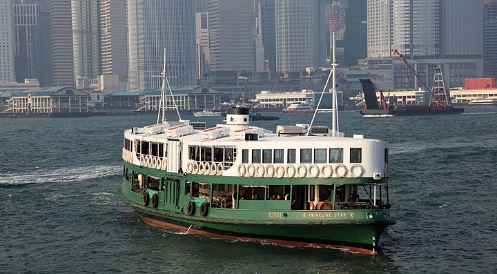 Il traghetto Star Ferry ad Hong Kong mentre sta per attraccare.