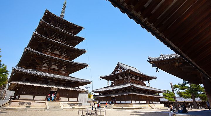 Il tempio Horyuji, e la sua antica struttura in legno.