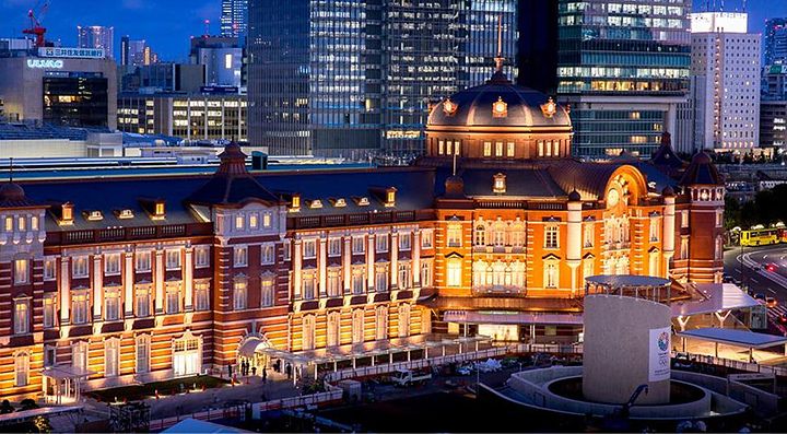 La stazione di Tokyo, al cui interno si trova il Tokyo Station Hotel.