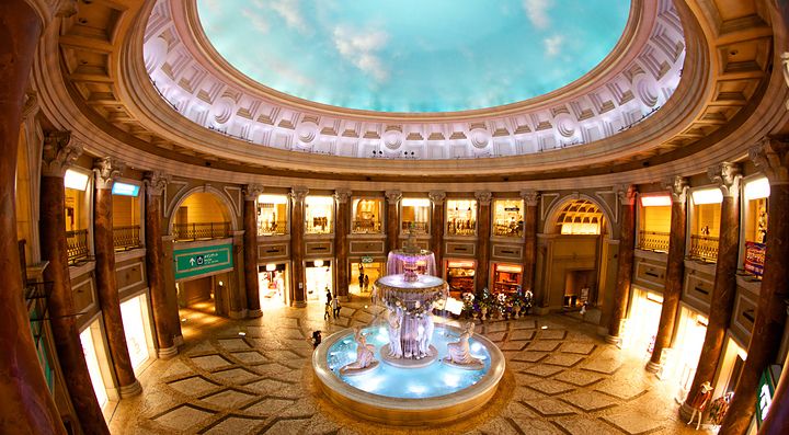 La riproduzione di una piazza europea, con fontana e cielo finto, al centro commerciale Venus Fort.