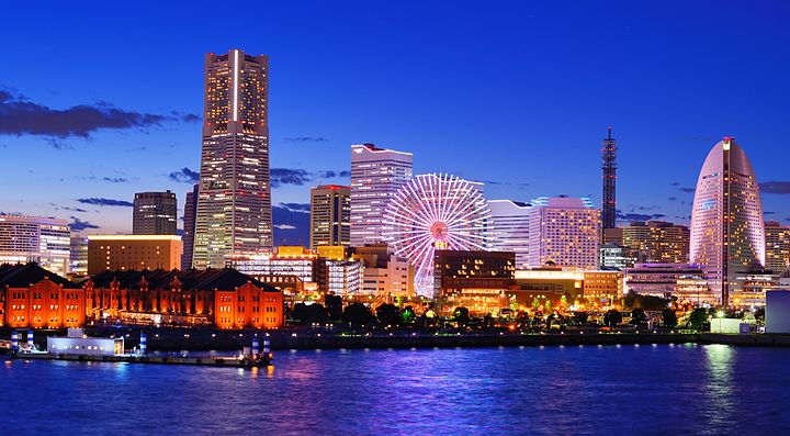 Skyline di Yokohama di sera.
