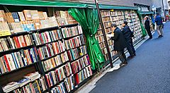 Libri in vendita nelle strade di Jimbocho.