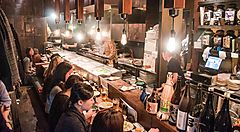 Commensali mangiano da Jomon, a Roppongi.