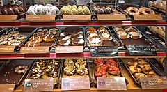 Vetrina con donut in vendita da MIster Donut.