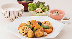 Pasto completo teishoku al ristorante Ootoya.