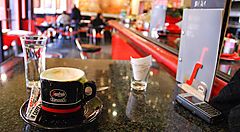 Cappuccino sul bancone da Segafredo.