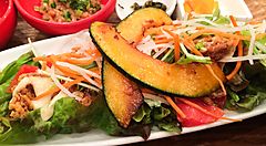 Piatto con verdure al ristorante Smile Kitchen ad Akasaka.