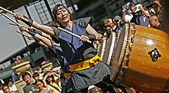 Percussionisti suonano i tamburi taiko durante un festival tradizionale in Giappone.