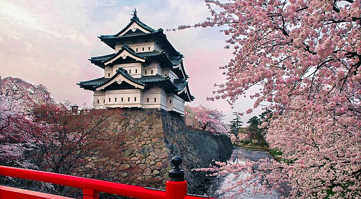 Il castello di Hirosaki in primavera.