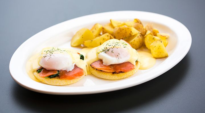 Uova alla Benedict da Eggs 'n Things a Tokyo.