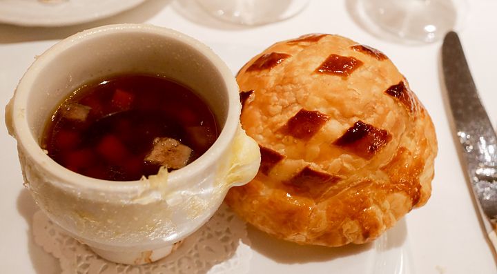 Dettaglio della zuppa al tartufo, al ristorante Paul Bocuse Hiramatsu.
