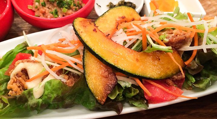 Piatto con verdure al ristorante Smile Kitchen ad Akasaka.