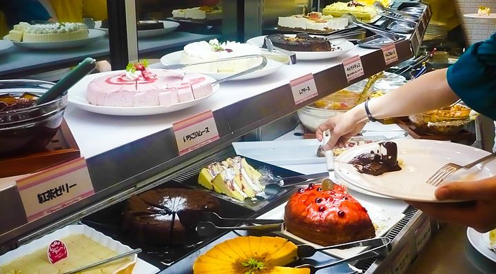 Dolci a buffet al ristorante Sweets Paradise.