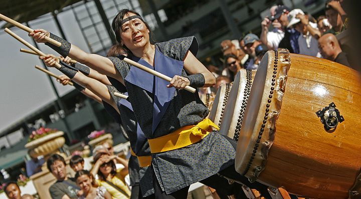 Percussionisti suonano i tamburi taiko durante un festival tradizionale in Giappone.