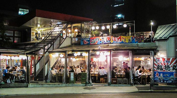 Il tipico izakaya Uoshin, nella sede di Aoyama.