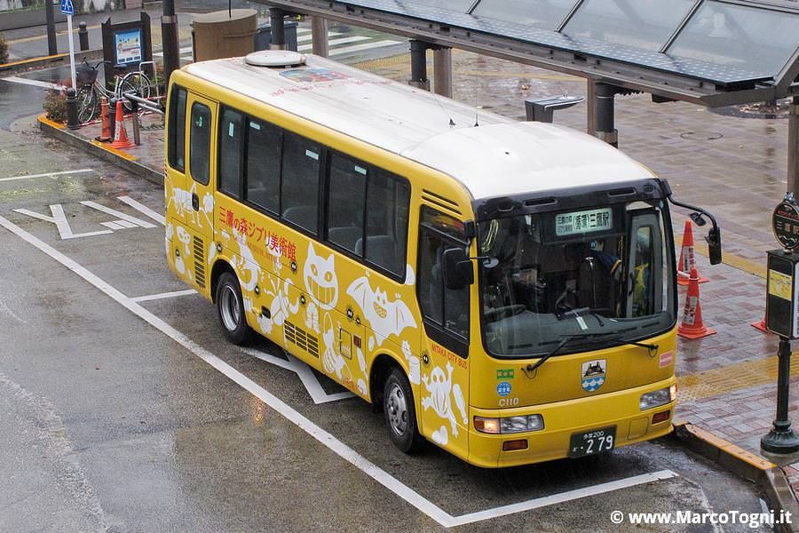 Autobus decorato che porta al museo Ghibli