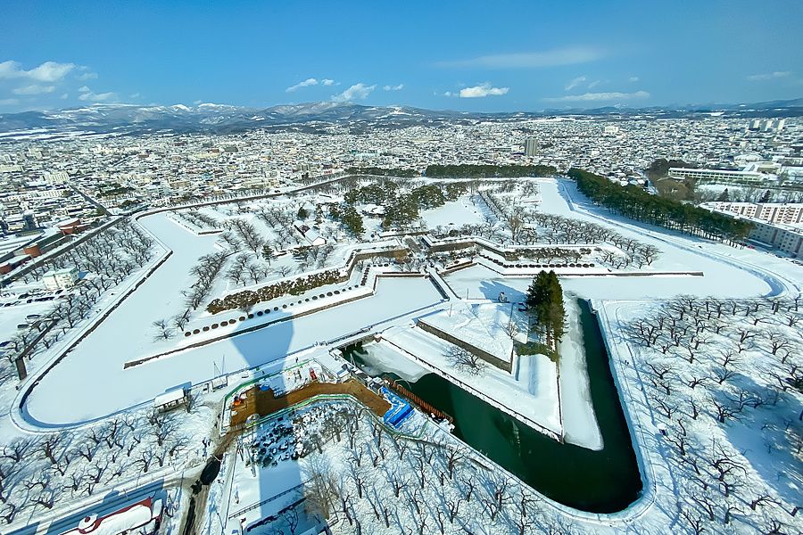 Veduta aerea della fortezza a stella Goryokaku di Hakodate circondata dalla neve in inverno.