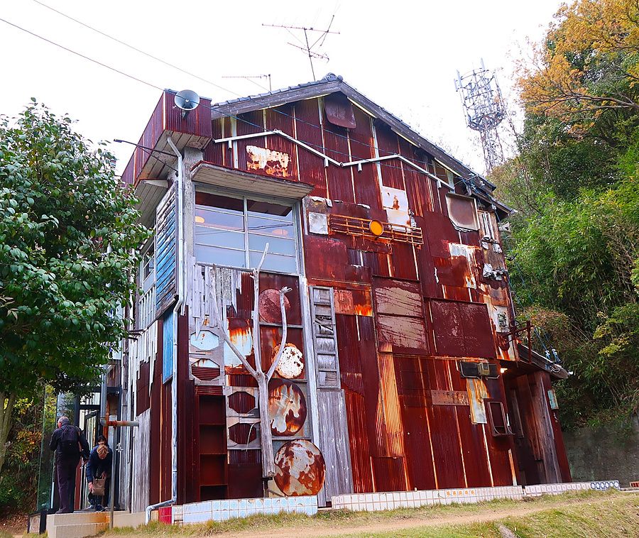 Veduta esterna dell'edificio Haisha a Naoshima, rivestito di lastre metalliche arrugginite.